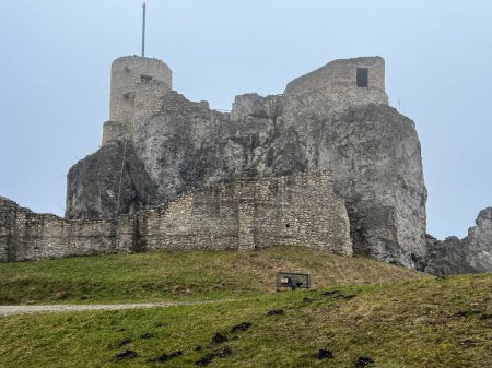 Téléchargez les photos : Ruines du château à Rabsztyn en Pologne par temps brumeux. L'installation près d'Olkusz a été partiellement reconstruite et mise à disposition sur le sentier des nids d'aigle sur la montagne Cracovie-Czestochowa.. - en image libre de droit