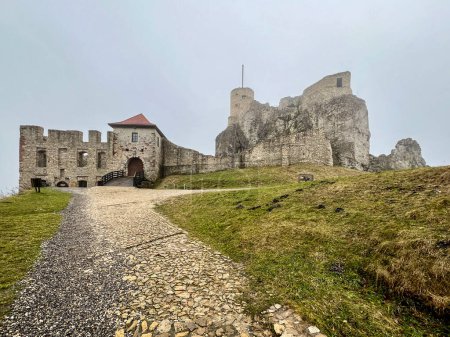 Burgruinen in Rabsztyn in Polen bei nebligem Wetter. Die Anlage in der Nähe von Olkusz wurde teilweise umgebaut und auf dem Adlernestweg im Krakau-Czestochowa-Gebirge zur Verfügung gestellt.