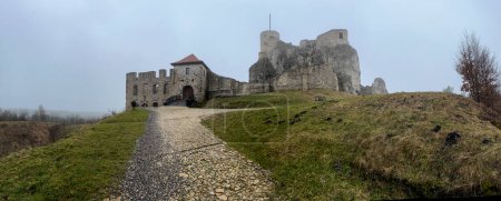 Castillo ruinas en Rabsztyn en Polonia en el tiempo brumoso. La instalación cerca de Olkusz fue parcialmente reconstruida y puesta a disposición en el sendero Eagle 's Nests en la llanura de Cracovia-Czestochowa.