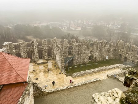Castillo ruinas en Rabsztyn en Polonia en el tiempo brumoso. La instalación cerca de Olkusz fue parcialmente reconstruida y puesta a disposición en el sendero Eagle 's Nests en la llanura de Cracovia-Czestochowa.