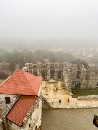 Foto de Castillo ruinas en Rabsztyn en Polonia en el tiempo brumoso. La instalación cerca de Olkusz fue parcialmente reconstruida y puesta a disposición en el sendero Eagle 's Nests en la llanura de Cracovia-Czestochowa. - Imagen libre de derechos