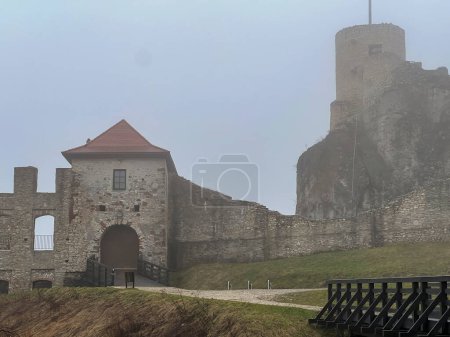 Foto de Castillo ruinas en Rabsztyn en Polonia en tiempo lluvioso y neblinoso. La instalación cerca de Olkusz fue parcialmente reconstruida y puesta a disposición en el sendero Eagle 's Nests en la llanura de Cracovia-Czestochowa. - Imagen libre de derechos