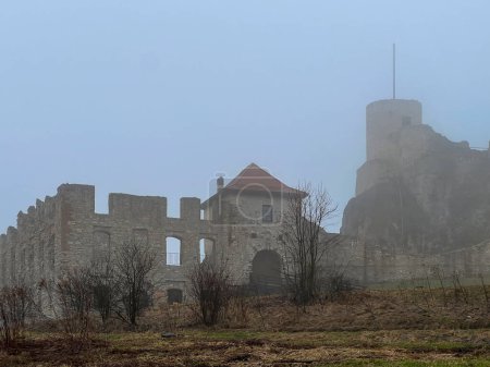 Foto de Castillo ruinas en Rabsztyn en Polonia en tiempo lluvioso y neblinoso. La instalación cerca de Olkusz fue parcialmente reconstruida y puesta a disposición en el sendero Eagle 's Nests en la llanura de Cracovia-Czestochowa. - Imagen libre de derechos