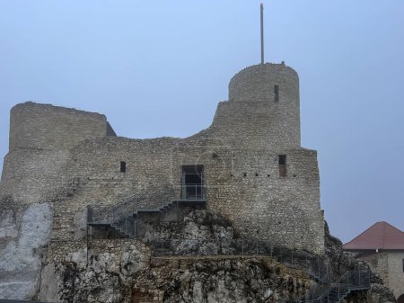 Burgruinen in Rabsztyn in Polen bei regnerischem und nebligem Wetter. Die Anlage in der Nähe von Olkusz wurde teilweise umgebaut und auf dem Adlernestweg im Krakau-Czestochowa-Gebirge zur Verfügung gestellt.