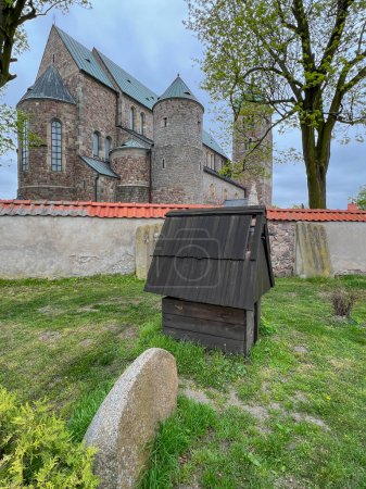 Un antiguo pozo frente a la Colegiata de la Santísima Virgen María y Santa. Aleksego en Tum (Arcolegiata de Laczyca) - una iglesia construida en el siglo XII cerca de czyca.