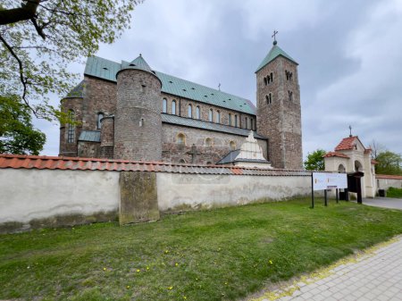 El único archicolegial en Polonia Archicolegial de la Santísima Virgen María y San Alexego en Tum (Archicolegial de Leczyca) una iglesia construida en el siglo XII ner Leczyca.