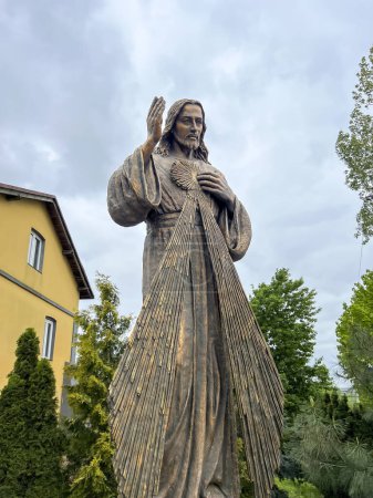 Figure de Jésus miséricordieux à côté de l'église et du cimetière de Gora Swietej Malgorzata (Mont de Sainte Marguerite) en Pologne.