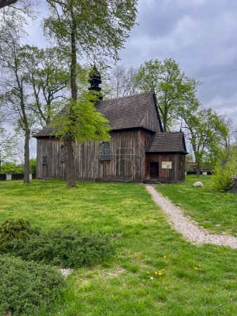 Antigua iglesia de madera junto al único archicolegial de Polonia Archicolegial de la Santísima Virgen María y San Alexego en Tum (Archicolegial de Leczyca) una iglesia construida en Leczyca.
