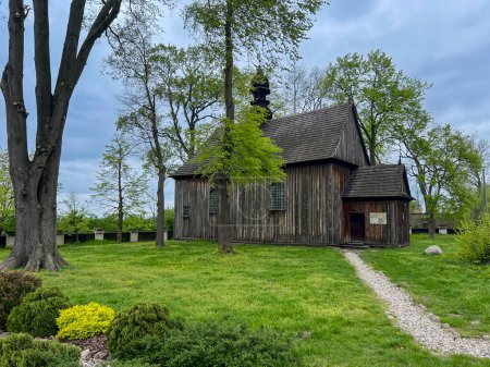 Antigua iglesia de madera junto al único archicolegial de Polonia Archicolegial de la Santísima Virgen María y San Alexego en Tum (Archicolegial de Leczyca) una iglesia construida en Leczyca.