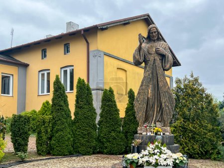 Figur des barmherzigen Jesus neben der Kirche und dem Friedhof in Gora Swietej Malgorzata (Berg der heiligen Margarete) in Polen.