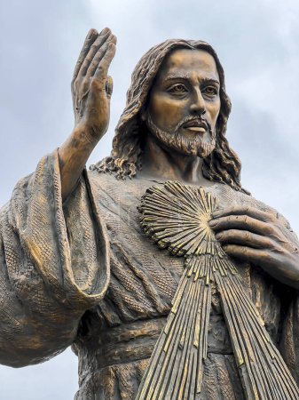Figur des barmherzigen Jesus neben der Kirche und dem Friedhof in Gora Swietej Malgorzata (Berg der heiligen Margarete) in Polen.