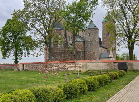 La seule archcollégiale en Pologne Archcollégiale de la Bienheureuse Vierge Marie et Saint Alexego à Tum (Archcollégiale Leczyca) une église construite au 12ème siècle ner Leczyca.