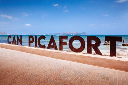 Téléchargez les photos : MALLORA, SPAIN - JULY 27, 2022: Metal sign for Can Picafort, a coastal holiday resort on the northern coast of Mallorca, Spain. - en image libre de droit