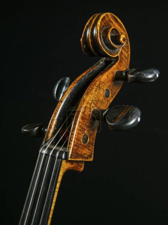Foto de Imagen de primer plano de un viejo pergamino o cabezal de violonchelo. - Imagen libre de derechos