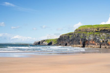 Foto de Vista panorámica de Ballybunion Beach y acantilados en el Condado de Kerry, Irlanda. Uno de los puntos de descubrimiento en la ruta costera del Atlántico. - Imagen libre de derechos