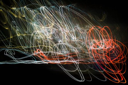 Foto de Luces de la ciudad por la noche del automóvil en movimiento - arte abstracto hecho con movimiento de cámara a larga exposición - Imagen libre de derechos