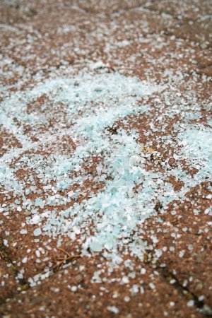 Téléchargez les photos : Gros plan sur le dégivreur au sel gemme sur le trottoir appliqué à la fonte de la glace et de la neige pour plus de sécurité - en image libre de droit