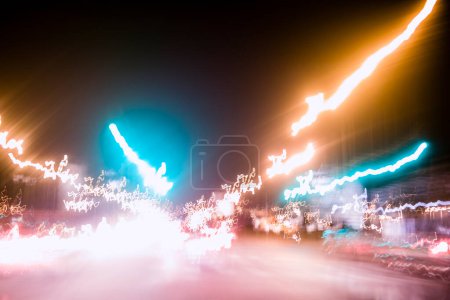 Foto de Senderos de luces urbanas de neón y letreros en la calle de la ciudad, desenfoque de movimiento abstracto creado por la fotografía de larga exposición - Imagen libre de derechos