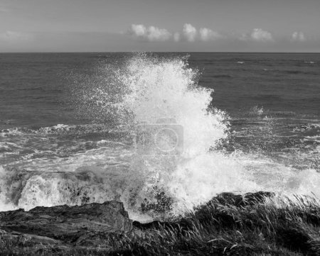Foto de Poderosas olas aplastándose sobre rocas en la costa atlántica de Irlanda, en blanco y negro. - Imagen libre de derechos
