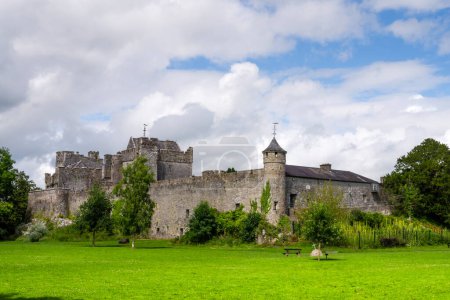 Blick auf die Burg von Cahir in der Grafschaft Tipperary, Irland - eine der größten und am besten erhaltenen irischen Burgen.
