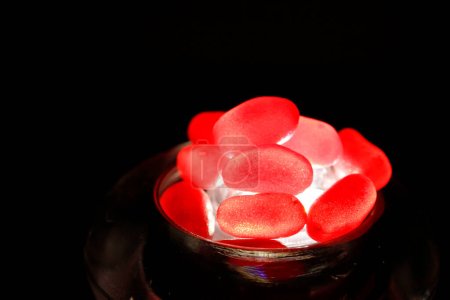 Foto de Habas de jalea roja, pensadas para piojos triturados - Imagen libre de derechos