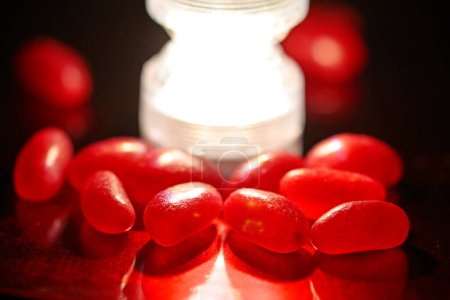 Foto de Habas de jalea roja, pensadas para piojos triturados - Imagen libre de derechos