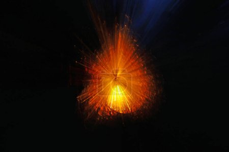 Téléchargez les photos : Lampe allumée par le feu dans le noir - en image libre de droit