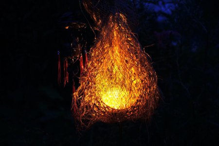 Téléchargez les photos : Lampe allumée par le feu dans le noir - en image libre de droit