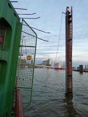 Téléchargez les photos : Port de Hambourg, avec vue sur l'elbe - en image libre de droit