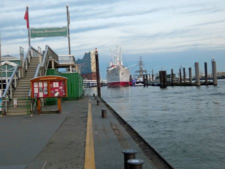 Foto de Puerto de Hamburgo, con vistas al Elba - Imagen libre de derechos
