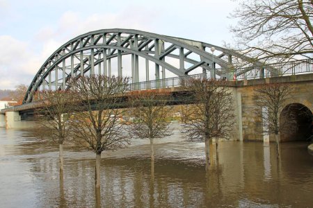 Téléchargez les photos : Terre sous, inondation sur la promenade Weser Rinteln - en image libre de droit
