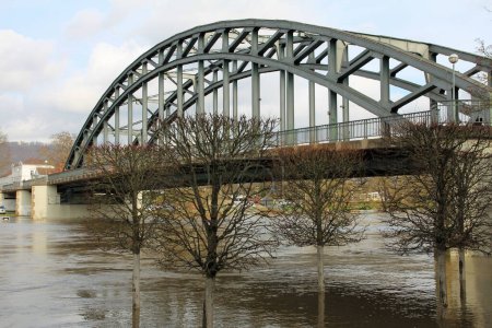Téléchargez les photos : Terre sous, inondation sur la promenade Weser Rinteln - en image libre de droit