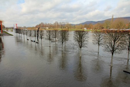 terre sous, inondation sur la promenade Weser Rinteln