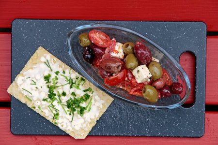 griechischer Salat und knuspriges Waffelbrot aus Erbsenprotein