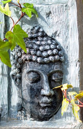 Buddhakopf im Garten