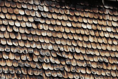  Fassadenverkleidung mit alten Holzschindeln