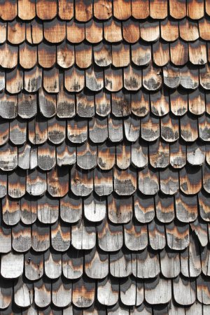  Fassadenverkleidung mit alten Holzschindeln