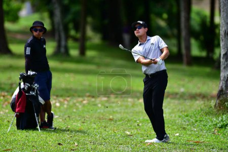 Téléchargez les photos : PETALING JAYA, 25 NOV : Gregory Foo de Singapour, photographié lors de la troisième manche du PKNS Selangor Masters '22 au Kelab Golf Seri Selangor. Petaling Jaya, Malaisie le 25 novembre 2022. - en image libre de droit
