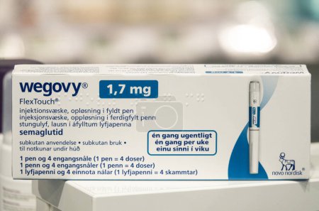 Téléchargez les photos : Boîte d'emballage de Wegovy (semaglutide) médicament injectable sur ordonnance, médicament de perte de poids de Novo Nordisk AS. Copenhague, Danemark - 13 novembre 2023. - en image libre de droit