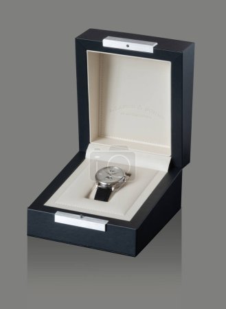Foto de Expositor de caja con reloj de pulsera de A. Lange und Sohne un fabricante alemán de relojes de lujo y prestigio. Copenhague, Dinamarca - 18 de septiembre de 2023. - Imagen libre de derechos