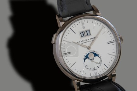 Foto de Reloj de pulsera Saxonia Moon Phase de A. Lange und Sohne fabricante alemán de relojes de lujo y de prestigio. Copenhague, Dinamarca - 18 de septiembre de 2023. - Imagen libre de derechos