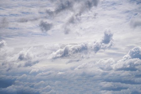 Foto de Cirrocumolus in blue and white like the Bavarian sky with clouds, - Imagen libre de derechos