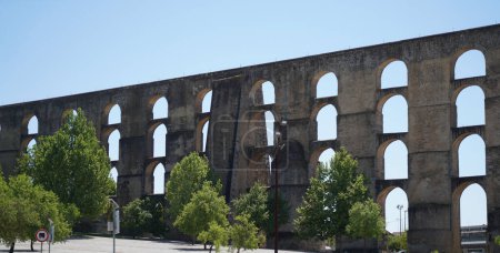 Foto de Acueductos en Portugal son antiguas tuberías de agua que recuerdan a puentes de piedra - Imagen libre de derechos