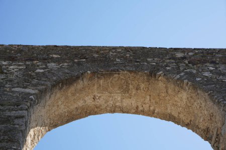 Foto de Acueductos en Portugal son antiguas tuberías de agua que recuerdan a puentes de piedra - Imagen libre de derechos