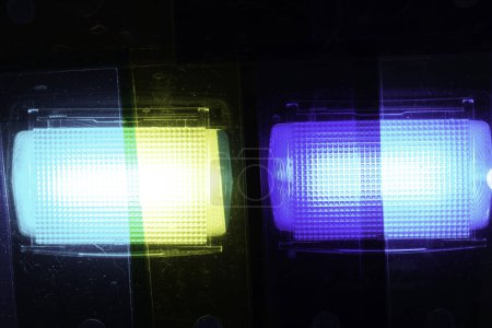 Foto de Flash de una cámara con láminas multicolores fotografiadas en el estudio - Imagen libre de derechos