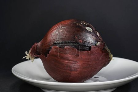 Foto de Cebolla roja y cruda en la cocina - Imagen libre de derechos