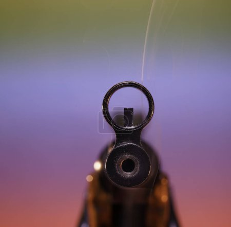 Foto de Pistola con cañón humeante en detalle - Imagen libre de derechos