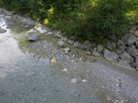 Foto de Arroyo en un área natural en la Alta Baviera con andanadas y grandes piedras al amanecer, 4k - Imagen libre de derechos