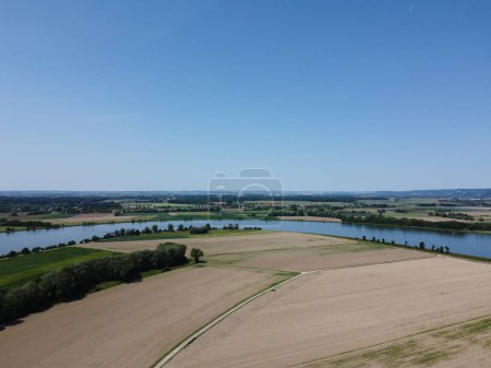 Foto de Río Danubio con campos secos cerca de Woerth Donau y la esclusa en Geisling, - Imagen libre de derechos