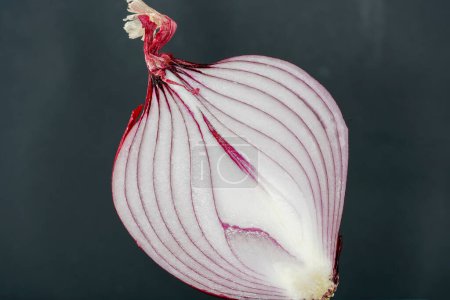 Foto de Cebolla roja en rodajas para cocinar y comer - Imagen libre de derechos